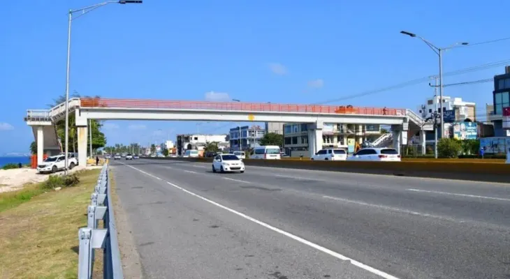 Cierre parcial de la autopista Las Américas este viernes por desmonte de puente peatonal