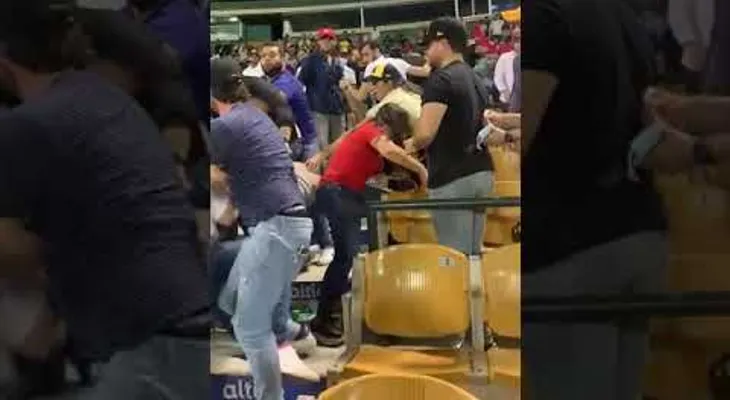 Pelea entre fanáticos en el Estadio Quisqueya Juan Marichal