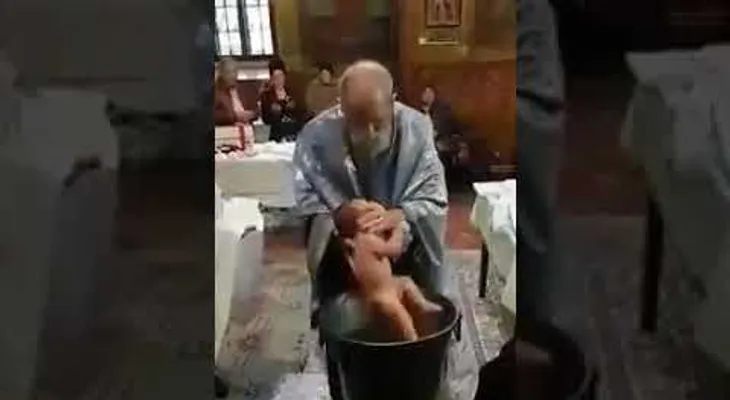 Sacerdote trata violentamente a un bebé en un bautizo en Rumanía (VIDEO)