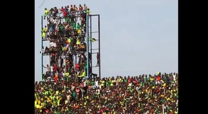 15 personas muertas por estampida humana en estadio de fútbol 