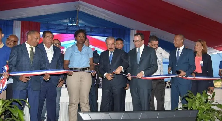 Presidente Danilo Medina junto al ministro Andrés Navarro entrega dos centros educativos en Villa Altagracia