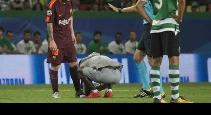 Un aficionado se lanza a la cancha para besar la bota de Messi (VIDEO)