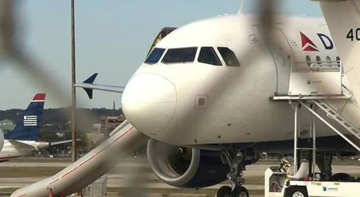 Se abre la rampa de emergencia del avión de los Spurs 