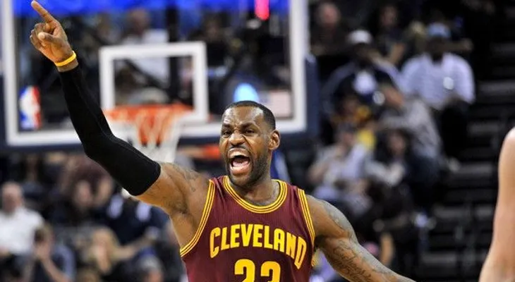 LeBron fulminó a Utah; Bosh condujo a Miami