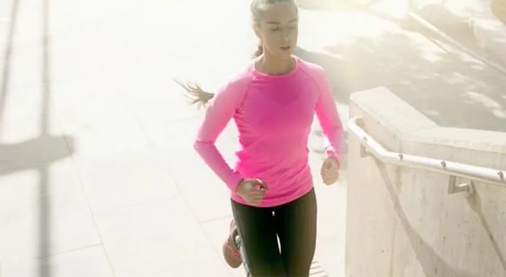 Correr menos, pero más intenso mejora condición física