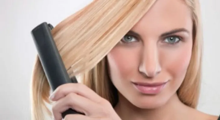 Si planchas tu cabello, debes hacer esto...