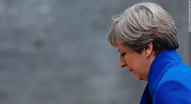 Theresa May busca un salvavidas para permanecer el Downing Street