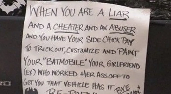 Una mujer despechada se venga de su novio infiel vendiendo su batimóvil