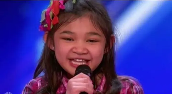 Una pequeña de solo 9 años, enloquece la multitud:  oh maiga... 