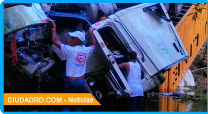 Conductor de patana tiene más de tres horas atrapado tras accidentarse