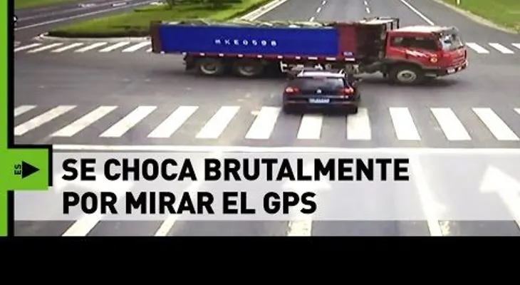 Se choca brutalmente por mirarse el GPS y sobrevive para contarlo