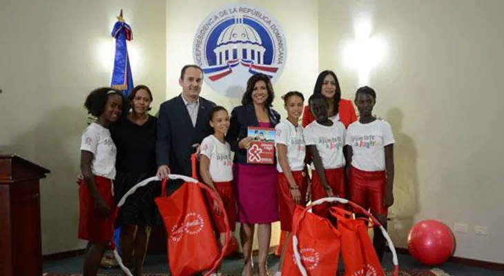 Niños y niñas de Progresando con Solidaridad reciben kits recreativos