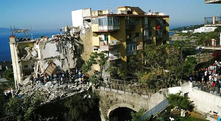 Recuperan ocho cadáveres de edificio derrumbado en Italia