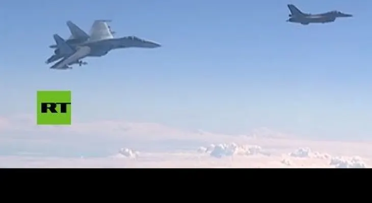 Caza Su-27 "enseña los dientes" a un F-16 que se acercó al avión del ministro de Defensa ruso