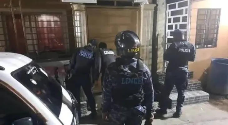 Policía dominicana incauta armas y más de 34,000 dólares en operativos en San Pedro de Macorís y Peravia