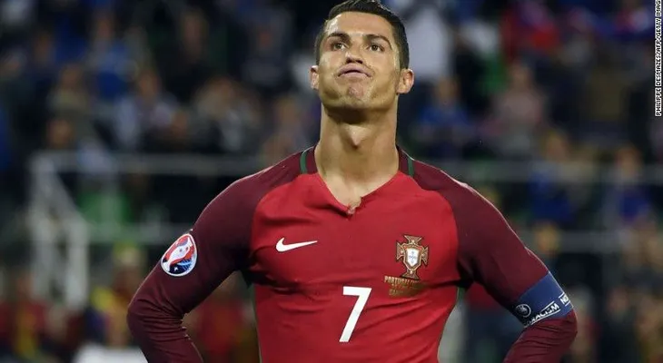 ¿Por qué Cristiano Ronaldo arrojó el micrófono de un periodista a un lago?