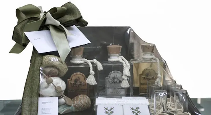 Tequileros elaboran botella especial para el papa Francisco