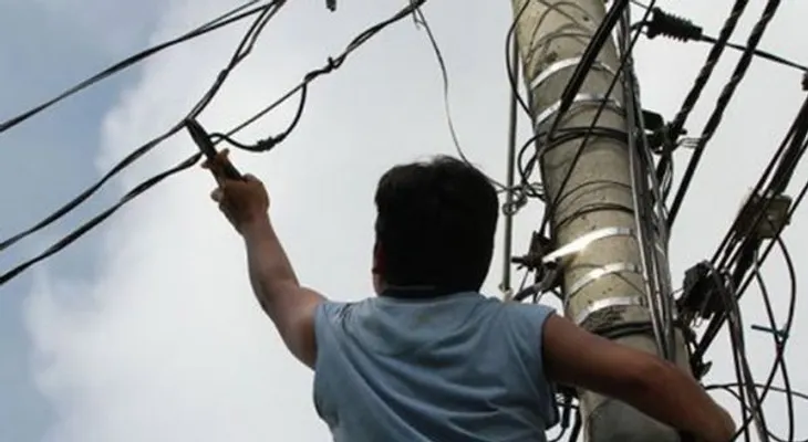 Gerente de empresa de tendido eléctrico se cuelga de la luz para ahorrar dinero