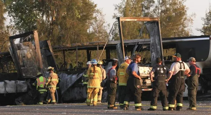 Video: Se eleva a 10 cantidad de muertos por choque camión de Federal Express con autobus en California 