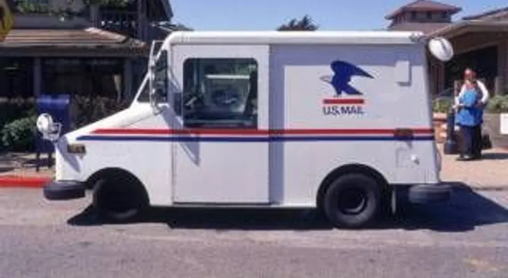 Empleada postal de Nueva York distribuía drogas; enfrenta cárcel de 25 años