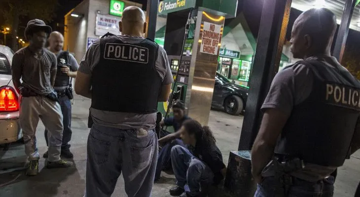 Otro caso de brutalidad policial en EE.UU.: violento arresto por cruzar una calle