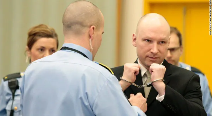 Derechos de terrorista noruego Anders Breivik fueron violados en prisión, según corte