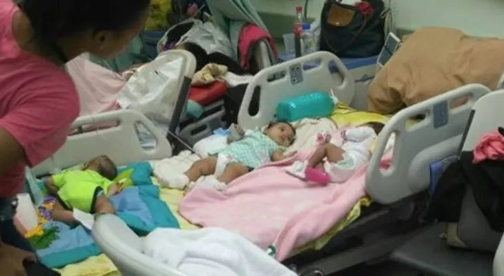 Tres niños en una sola cama evidencia precaria condiciones hospitales de República Dominicana