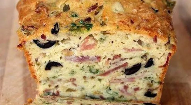 Pan queso, tocineta y aceitunas