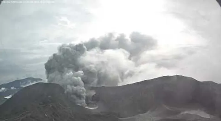 Una columna de ceniza de 3.000 metros se eleva sobre Costa Rica tras la erupción de un volcán (VIDEO)