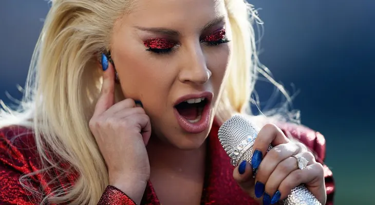 Lady Gaga la sacó del estadio con su interpretación del himno nacional en el Super Bowl