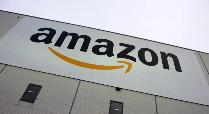 Amazon demanda a más de mil vendedores de reseñas falsas de productos