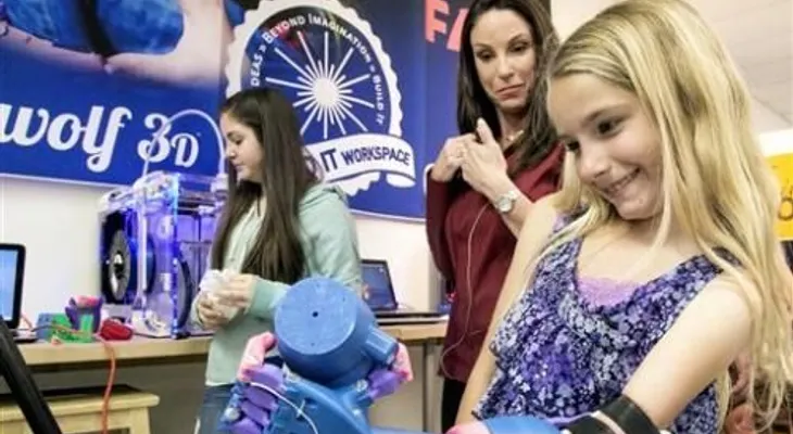 Impresión en 3D permite a niña tener prótesis de mano 