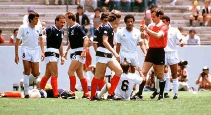 Video: La expulsión más rápida en la historia de los mundiales