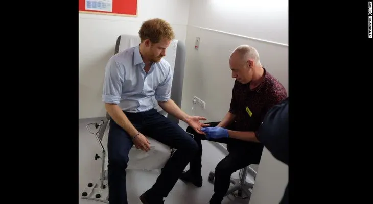 El principe Enrique se somete a test de HIV y lo transmite en vivo
