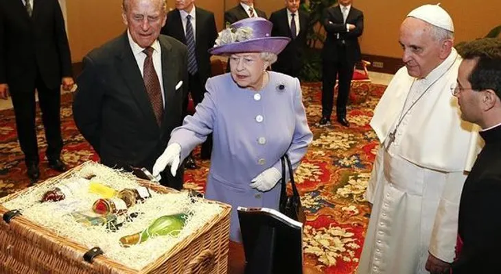 Video: Isabel II hace esperar al Papa y le regala una botella de Whiskey