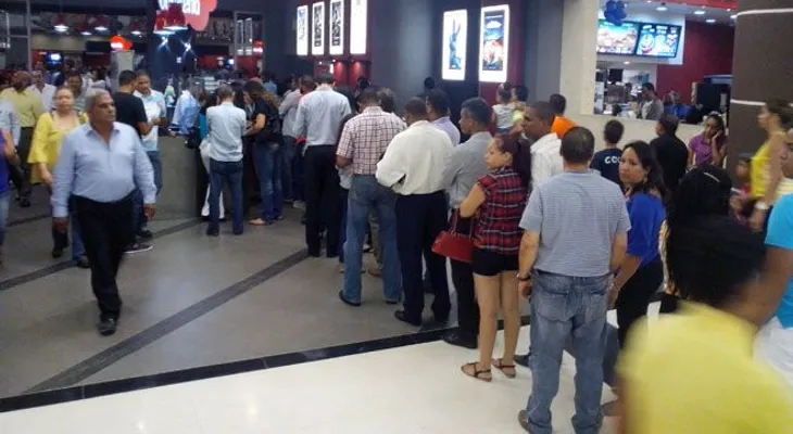Salas repleta de publico para ver película "El Teniente Amado
