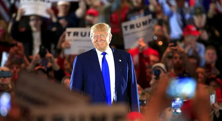 Brutal video: golpea a un hispano y a un musulmán mientras 'exalta' a Trump