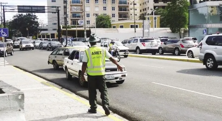 La Policía reconoce agente que devolvió RD$100 mil 