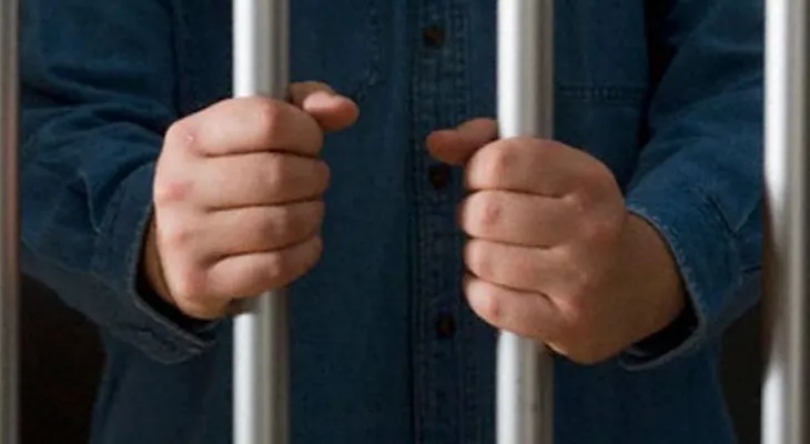 Apresan dos hombres acusados de lanzar "ácido del diablo" a una mujer y su hija