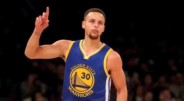 Stephen Curry está haciendo historia en la NBA... al divertirse como nunca