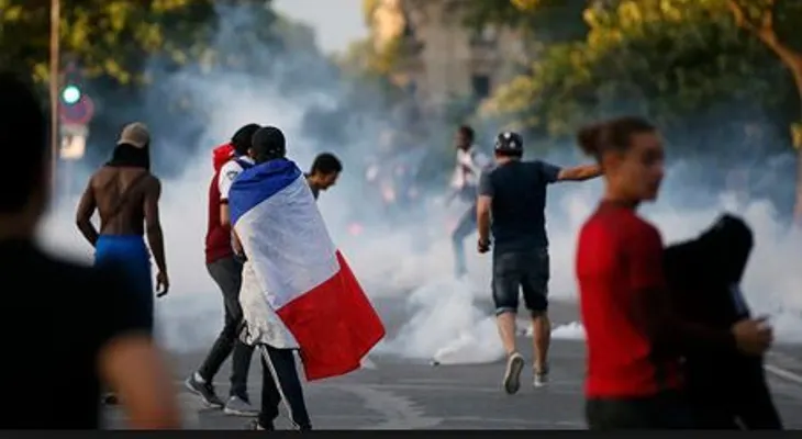 El Estadio de Francia, invadido por miles de polillas durante la final de la Eurocopa