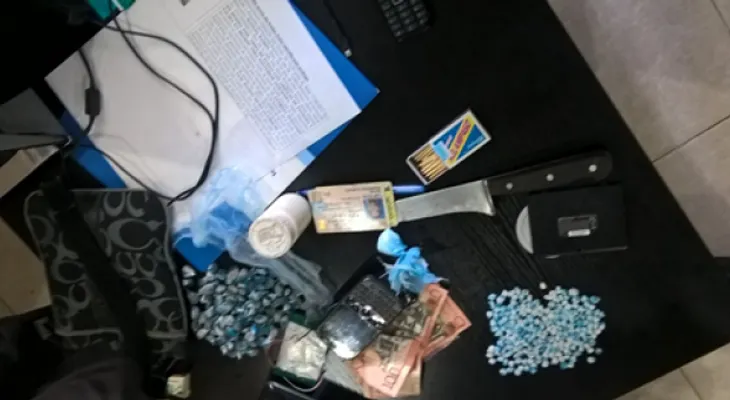 Apresan dos personas en Moca con 328 porciones de drogas
