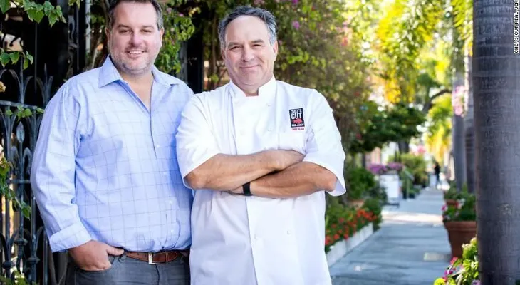La historia de dos "caddies" que crearon un negocio que genera millones al año