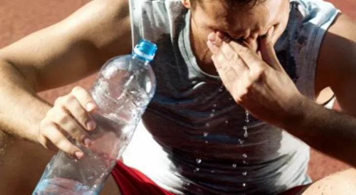 Esta es la cantidad de agua que debe ingerir un adulto promedio: Entre 1,5 y 2 litros 