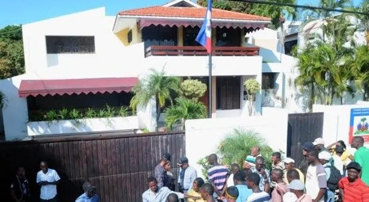 Haitianos en Santiago protestan frente Consulado de Haití
