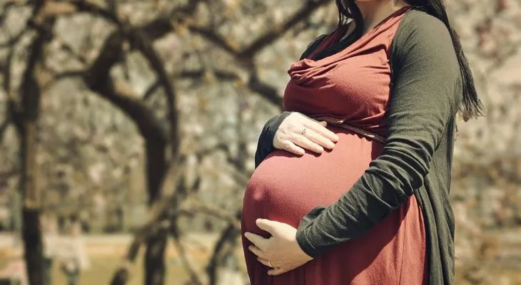 Mujer tiene gemelos; uno de su esposo y otro de su amante 