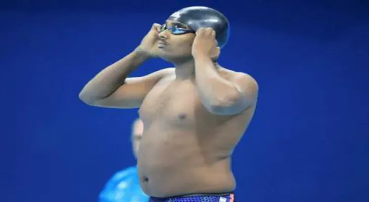 El nadador de la barriga cervecera llama atención en Juegos Olímpicos
