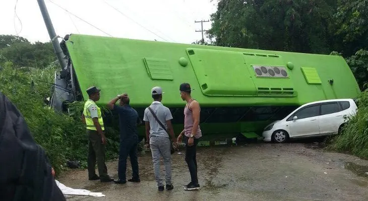 Autobús de la OMSA se volca próximo al Hipódromo V Centenario