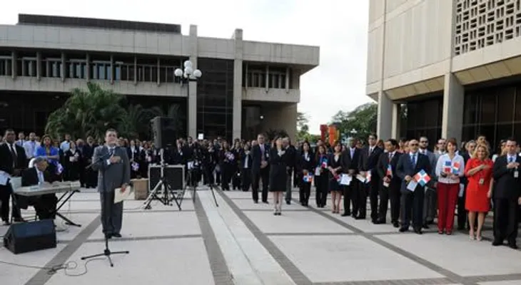 Gobernador Valdez Albizu participa en 50 aniversario del CMCA  