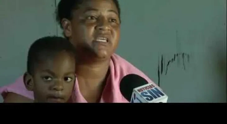 Familia solicita ayuda para niño que padece enfermedad que le impide hablar y caminar